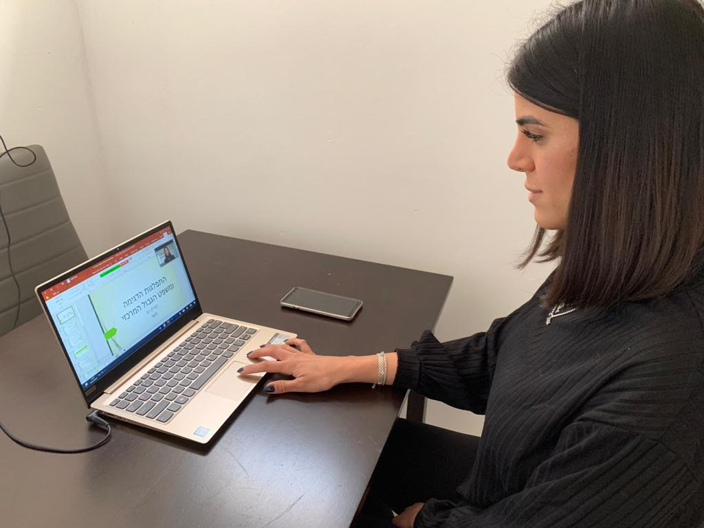 המרצה יערית רם, מעבירה את הקורס המקוון לשימושי המחשב בחוג לקרימנולוגיה. צילום: יח&quot;צ