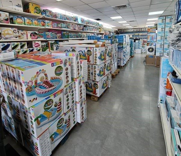 המלאי הגדול בחנות המדהימה של אדל בריכות שחייה באשקלון. צילום: אדל בריכות שחייה.