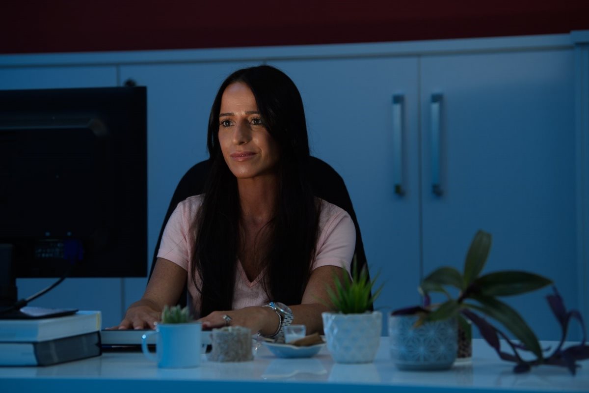 עובדת בשעות הערב במשרד