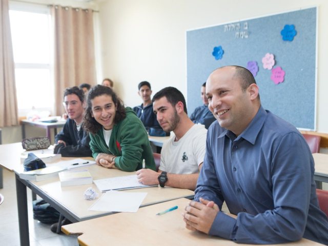 נפתלי בנט עם תלמידי תיכון. צילום: דוברות משרד החינוך