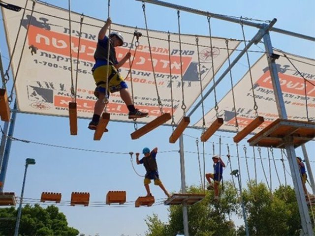 אדרנליון בשטח פארק אתגרים חולון