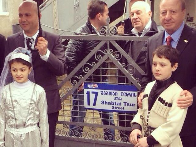 שבתאי צור ואיתמר שמעוני ליד שלט הרחוב