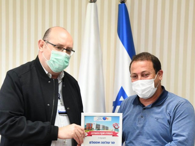 שלומי אמסלם מקבל אות הוקרה | צילום: דוד אביעוז, צילום רפואי ברזילי