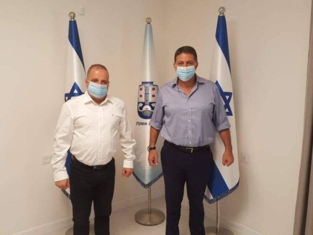 חיים ביבס ותומר גלאם | צילום: דוברות עיריית אשקלון