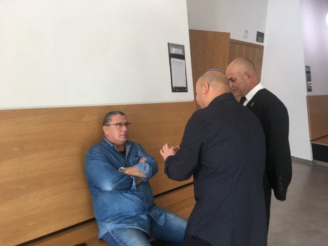 פונטה (יושב) בבית המשפט