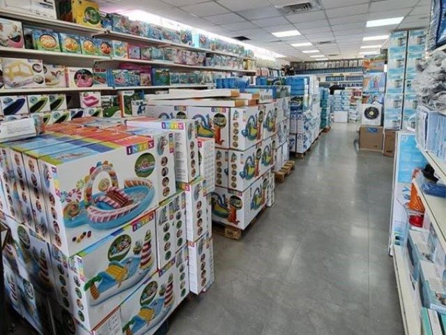 המלאי הגדול בחנות המדהימה של אדל בריכות שחייה באשקלון. צילום: אדל בריכות שחייה.