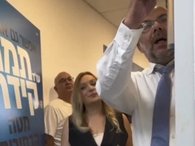 הרב אביטן קובע מזוזה אצל קידר